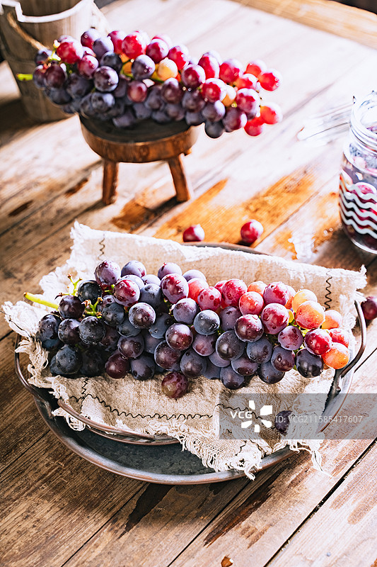 暗调静物美食摄影影棚拍摄高视角盘子里的水果葡萄特写，展现了自然物品的清新美好和健康的生活方式图片素材