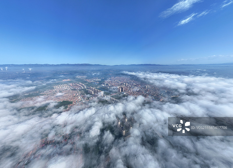 云层下的岚县图片素材