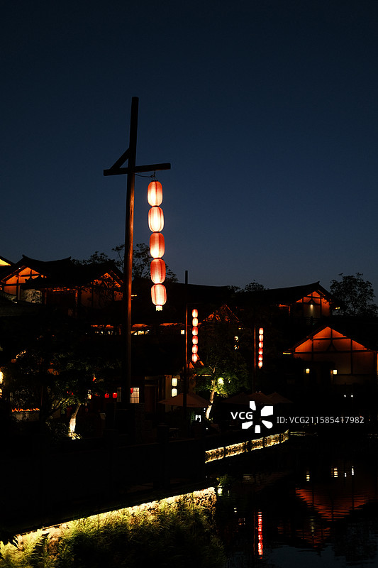 夜幕中的常州金坛东方盐湖城。东方盐湖城的夜景。暮色中的一串红灯笼。图片素材