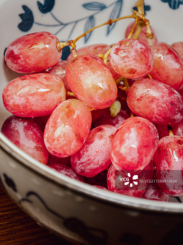 陶瓷碗里的新鲜红葡萄图片素材