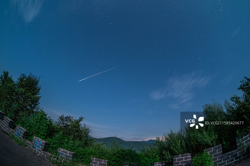 本溪草河掌镇2025英仙座流星雨火流星图片素材