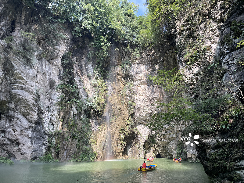 贵州省贵阳市天河潭景区溶洞外的峭壁和河流图片素材