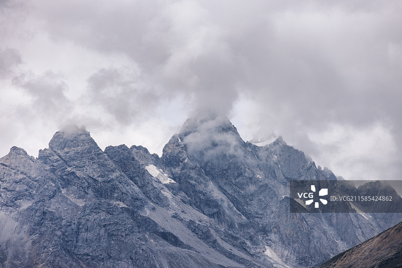 四川甘孜州理塘县夏季云雾中的雪山图片素材