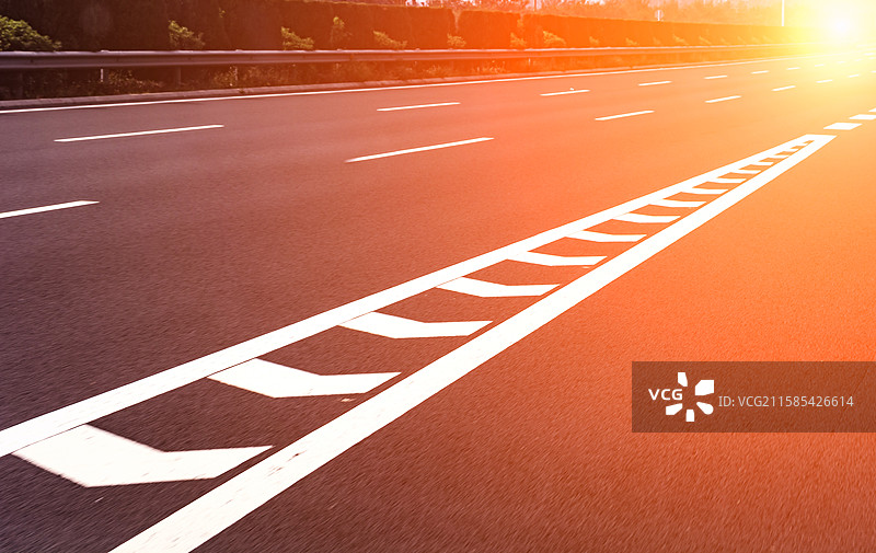 阳光下的高速公路与导向箭头图片素材
