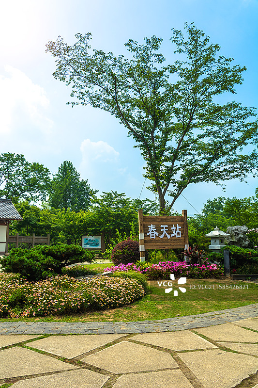春天站公园入口景观图片素材
