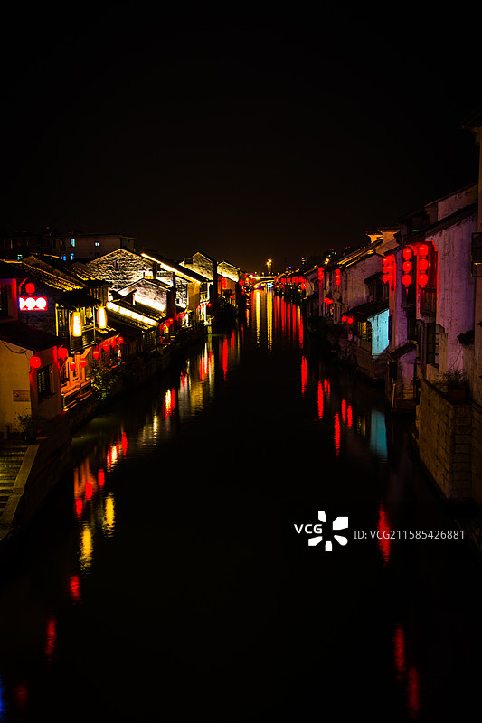 古运河夜景：传统建筑灯火璀璨图片素材