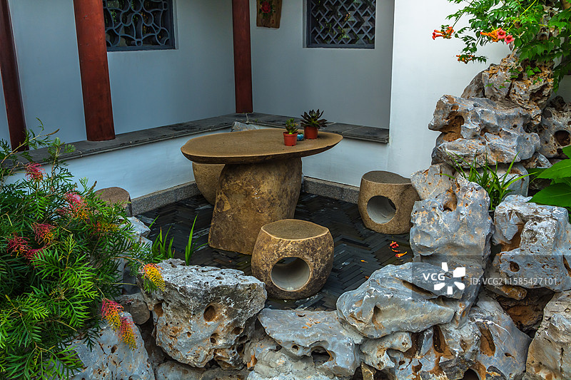中式庭院中的石桌石凳图片素材
