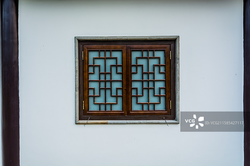 白墙中的传统中式木窗图片素材
