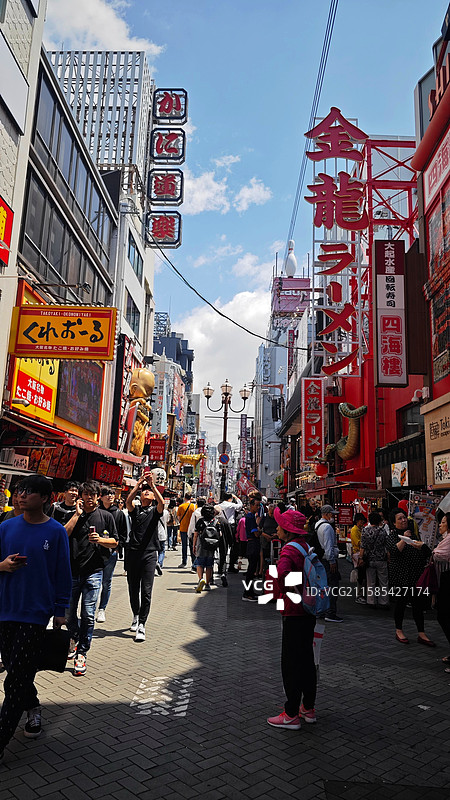大阪心斋桥是大阪著名商业购物区，以心斋桥筋商店街为中心，汇聚众多店铺，美食丰富，氛围繁华图片素材