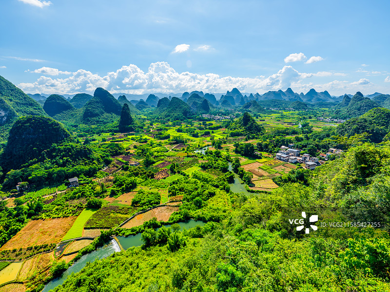 广西桂林阳朔翠屏五指山喀斯特地貌田园高视角风光图片素材