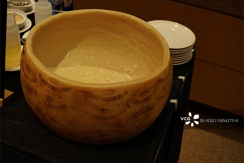 大型空心奶酪容器特写车轮奶酪芝士图片素材