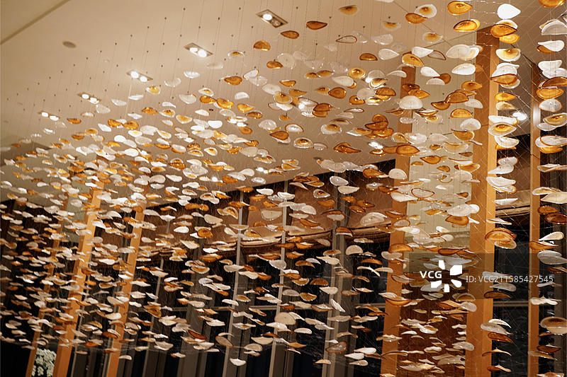 灵动悬浮的贝壳艺术装置梦幻贝壳垂吊艺室内精美贝壳悬挂装饰术装饰图片素材