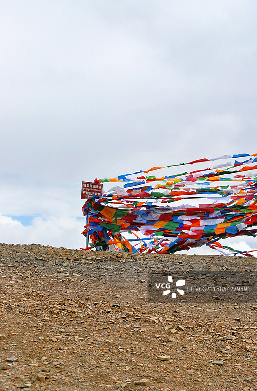 去往珠穆朗玛峰的路上，经幡与文明标语图片素材