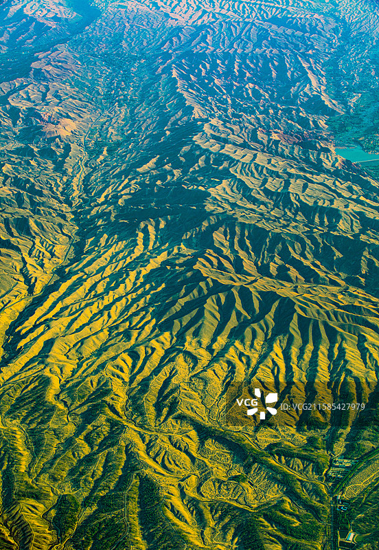 新疆天山区域的地形图，民航飞机上拍摄图片素材