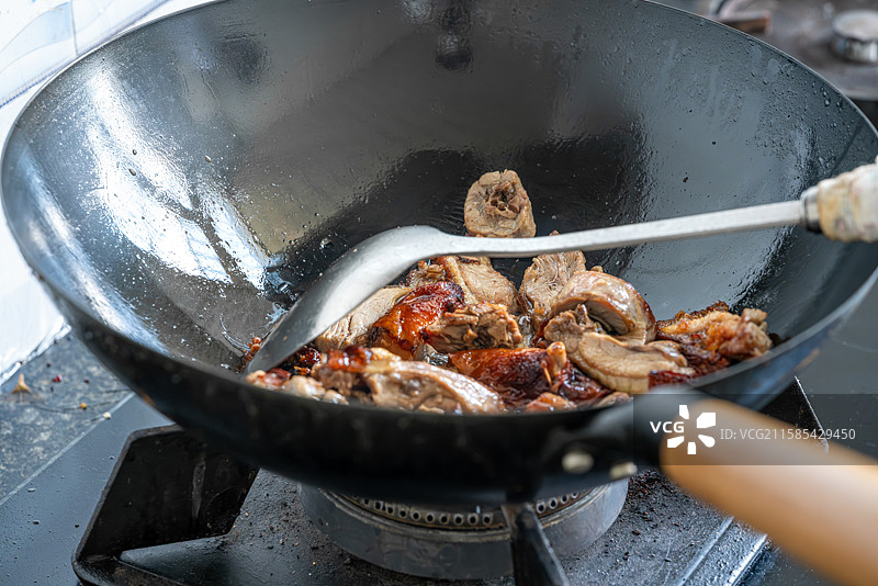 铁锅烹饪的诱人烤鸭图片素材