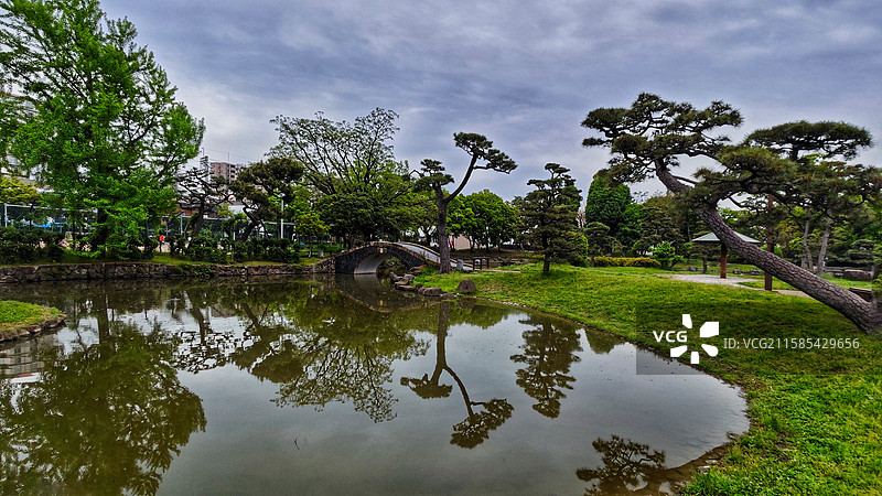 大阪住吉公园是 1873 年开放的古老公园，有历史遗迹，四季花草繁茂，兼具休闲与文化氛围图片素材