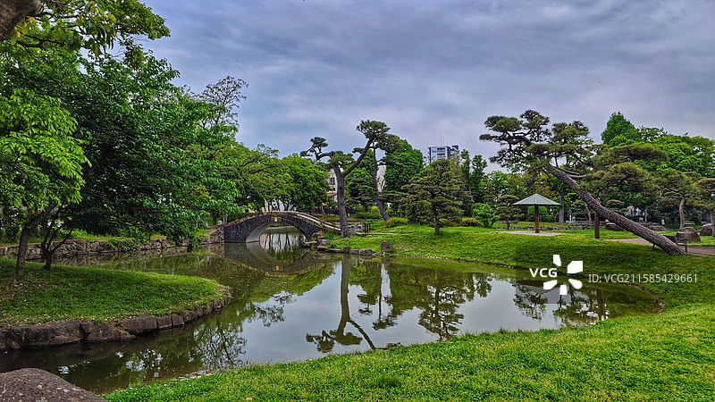 大阪住吉公园是 1873 年开放的古老公园，有历史遗迹，四季花草繁茂，兼具休闲与文化氛围图片素材