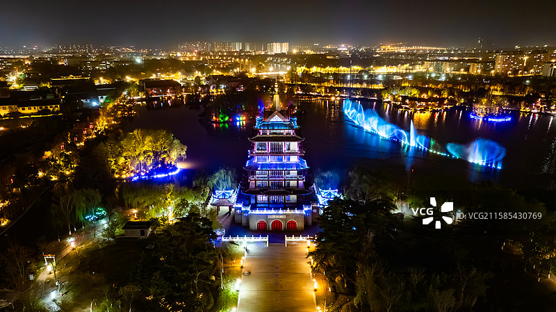淮安河下古镇萧湖夜景灯光秀水上火壶表演图片素材