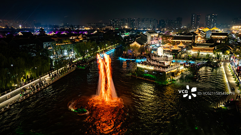 淮安河下古镇萧湖夜景灯光秀水上火壶表演图片素材