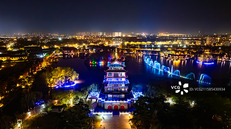 淮安河下古镇萧湖夜景灯光秀水上火壶表演图片素材