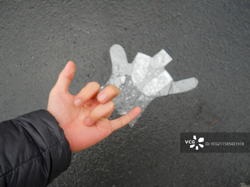 手影投射，形成手套形状图片素材