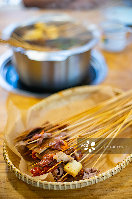 中国饮食产业拍摄主题，沸腾的四川菜鸳鸯串串香火锅和各种火食材的串串食品，室内无人图像摄影图片素材