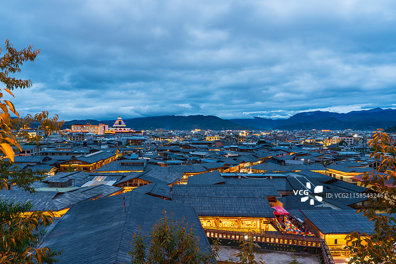云南香格里拉独克宗古城夜景图片素材