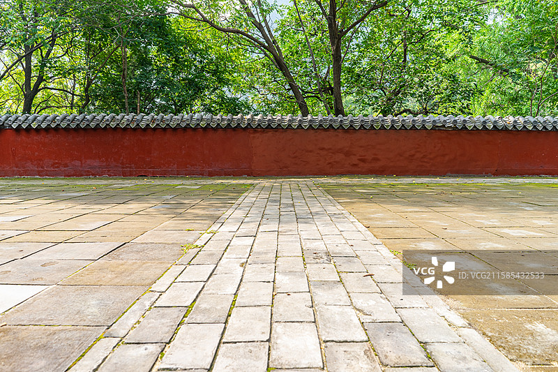 中国非都市风光拍摄主题，山东泰安玉泉寺泰山风景区，玉泉禅寺铺装庭院和红色围墙，户外白昼无人图像摄影图片素材