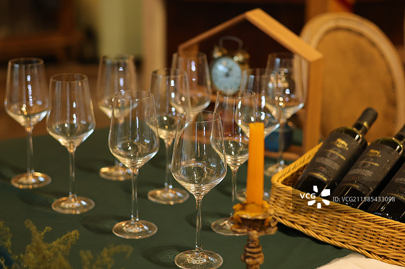 复古风红酒杯和红酒图片素材