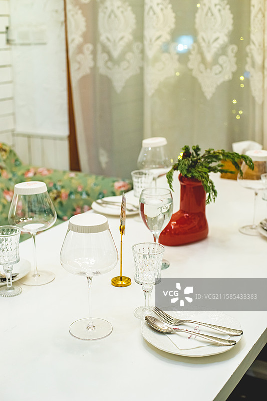 中国现代化私房菜西式西方餐厅拍摄主题，餐馆饭店饭馆酒店烛光晚餐和装饰品，室内无人图像摄影图片素材