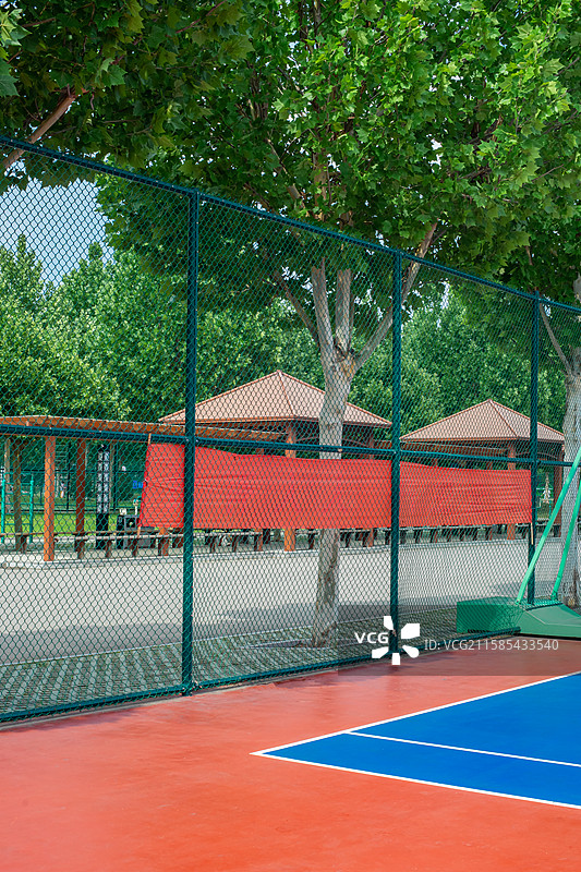 中国体育运动健身活动拍摄主题，生态健身活动公园的塑胶篮球场，户外白昼无人图像摄影图片素材