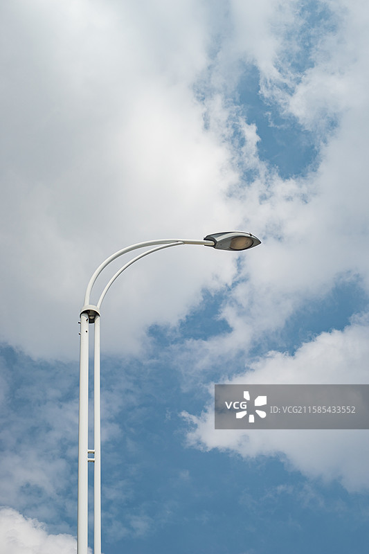 中国城市建筑实施拍摄主题，低视角仰拍一个高大的路灯和铁柱子，户外白昼无人图像摄影图片素材