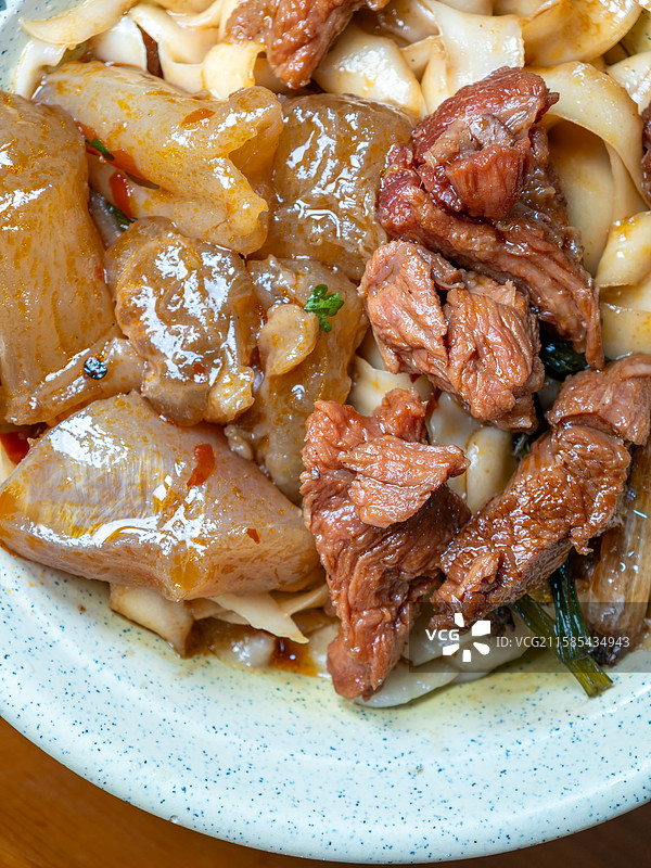 红烧牛肉牛筋拌宽面图片素材