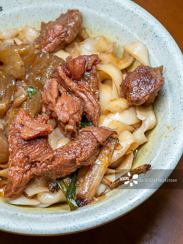 红烧牛肉牛筋拌宽面图片素材