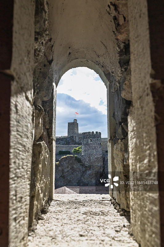 从拱形窗口看阿哈尔齐赫（拉巴蒂）城堡图片素材
