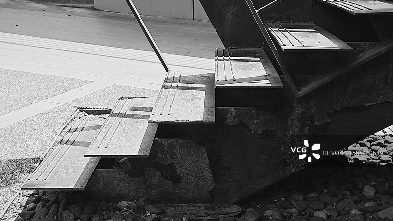 斜线构图的黑白影调的台阶图片素材