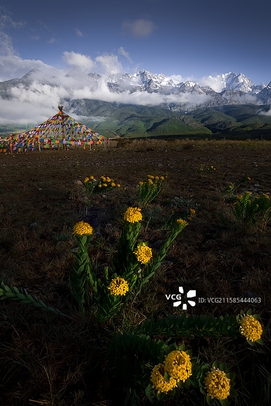 珍珠湖眺玉龙雪山图片素材