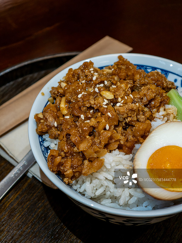 一碗配有卤蛋的经典台湾美食卤肉飯图片素材