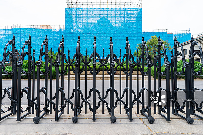 中国公共设施拍摄主题，一个复古风格黑色电子自动推拉门栏杆围栏护栏，户外白昼无人图像摄影图片素材