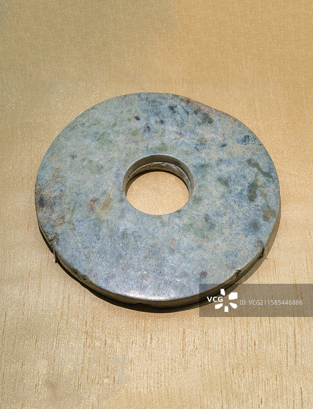 璧 新石器时代 良渚文化 1984年浙江余杭钟介出土 中国国家博物馆“中国古代玉器展”图片素材