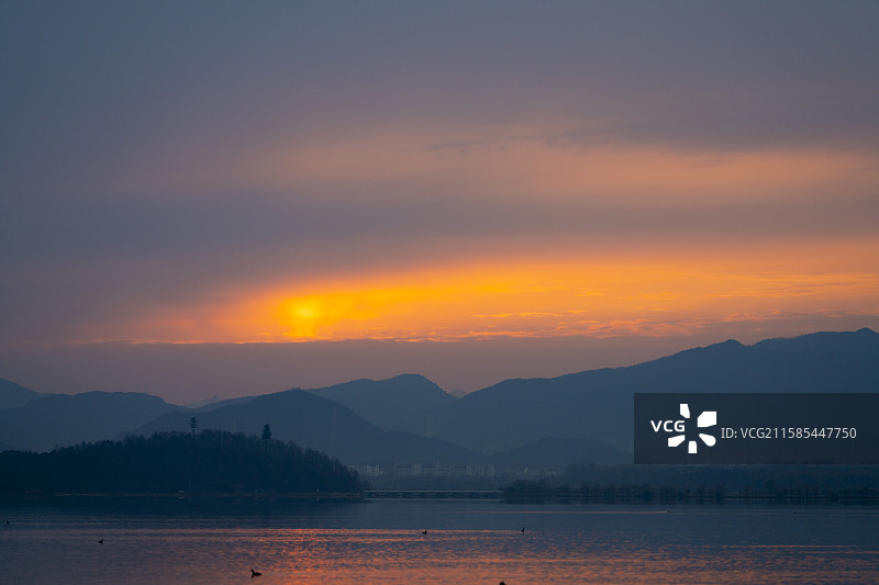 安徽池州平天湖莲花台日出时分图片素材