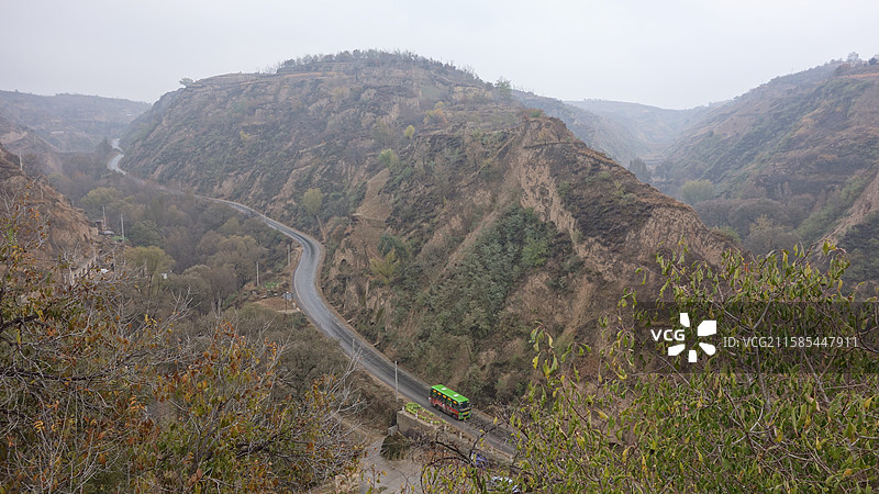 陕西省陕北榆林市米脂县桥河岔乡刘家峁村姜氏庄园拍米脂桃镇公路图片素材