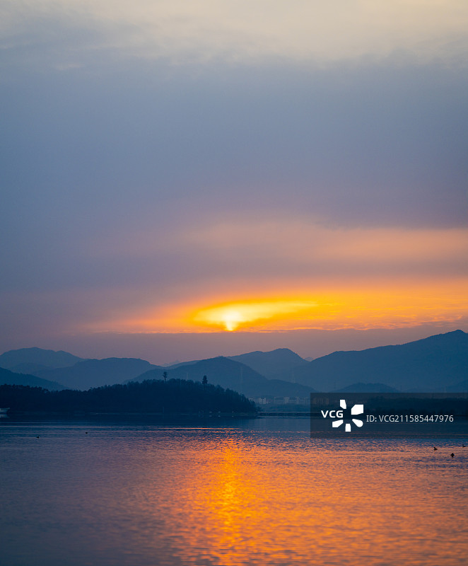 安徽池州平天湖莲花台日出时分图片素材