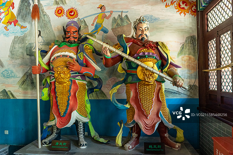 中国山东省济南市大明湖公园，二郎庙天目神威神话人物二郎神杨戬哮天犬两侧梅山六杰武将，室内无人图像摄影图片素材