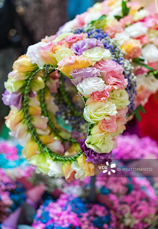 昆明斗南花市五颜六色的鲜花编制的花环图片素材