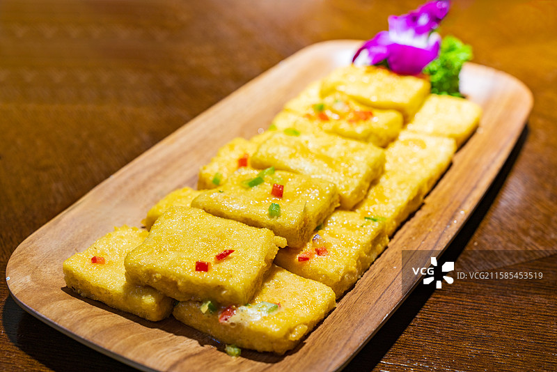 一盘金黄色的油炸豆腐图片素材