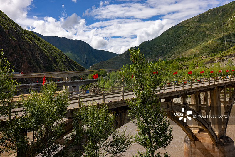 青海玉树古老的“幸福桥”图片素材