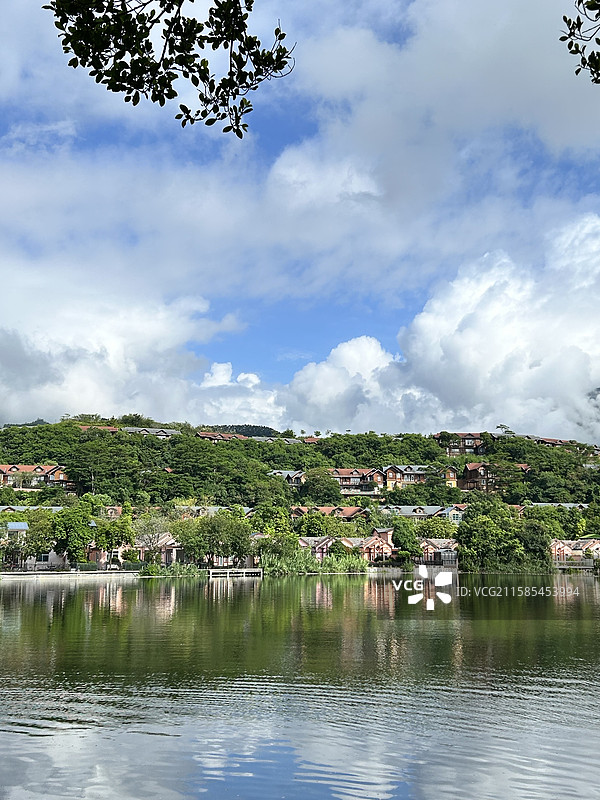 蓝天白云下的河源巴伐利亚庄园图片素材