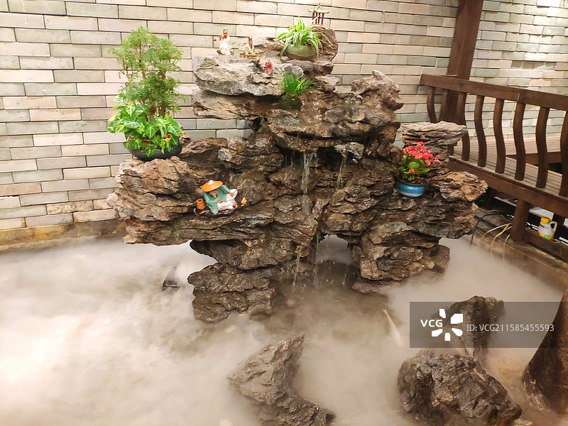 假山上的人偶和雾气图片素材