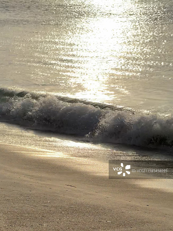 深圳盐田玫瑰海岸清晨海浪拍岸图片素材